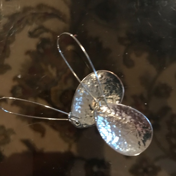 Pair of large raindrop shaped silver earrings - Picture 3 of 5